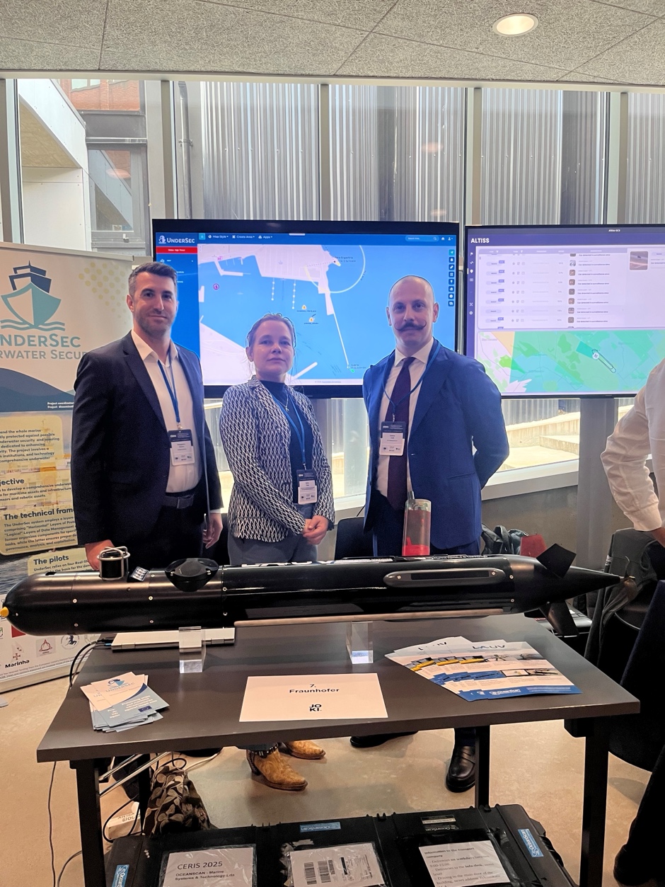 Grupo de pessoas em frente a mesa com computador
O conteúdo gerado por IA pode estar incorreto.