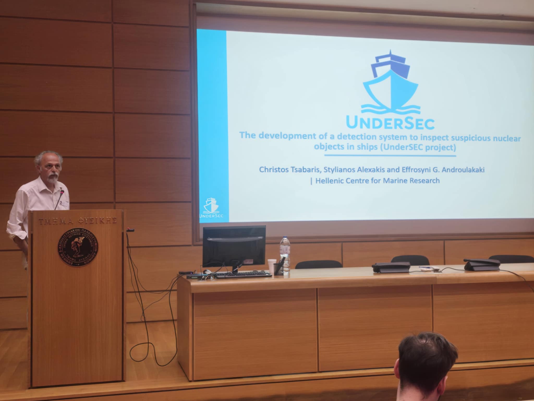 Pessoas na frente de uma televisão
O conteúdo gerado por IA pode estar incorreto.